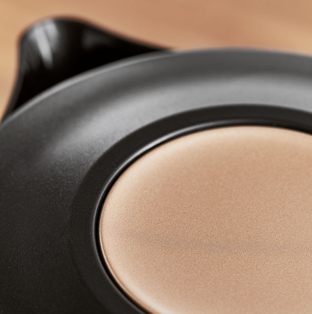 Includeo electric kettle seen from above with a zoom on the large push button for easy opening of the lid