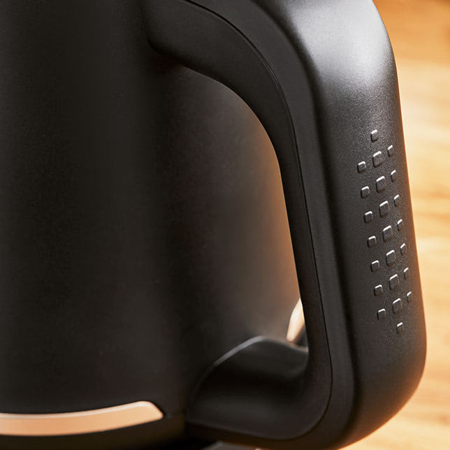 Includeo electric kettle with a zoom on the ergonomic handle for a better grip
