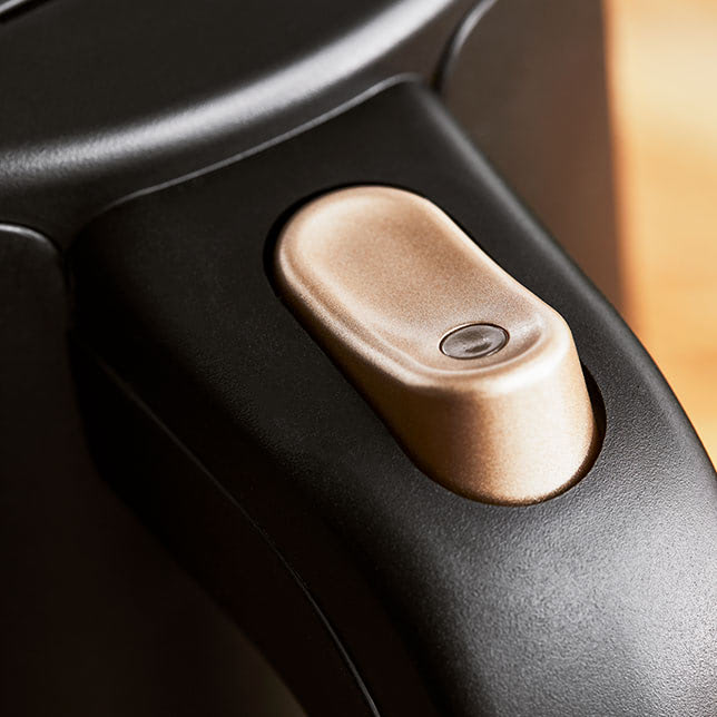 Includeo electric kettle seen from above with a zoom on the large on/off button with its indicator light for easy use