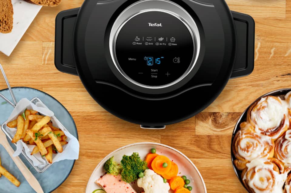 Turbo Cuisine & Fry with fries, steamed salmon and cakes