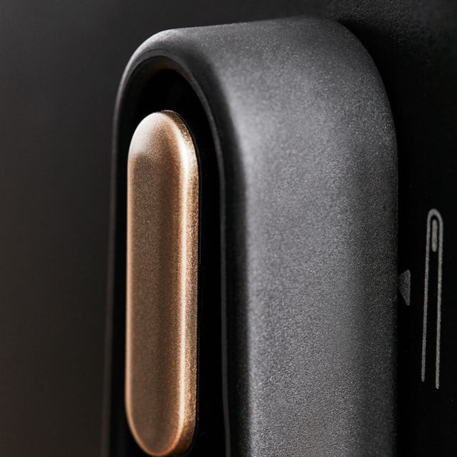 Includeo toaster seen from the side with a zoom on the magnetic part of the clamp which allows to get the toasted bread without burning yourself